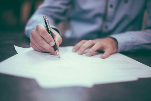 توقيع وثيقة استشارية بشفافية كاملة مع أيان للاستشارات الإدارية
